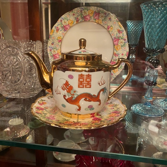 Vintage Chinese dragon and phoenix porcelain teapot trimmed in gold. - Picture 2 of 6